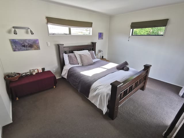 Modern Studio with Ensuite Close to Airport & CBD