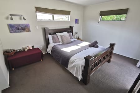 Modern Studio with Ensuite Close to Airport & CBD