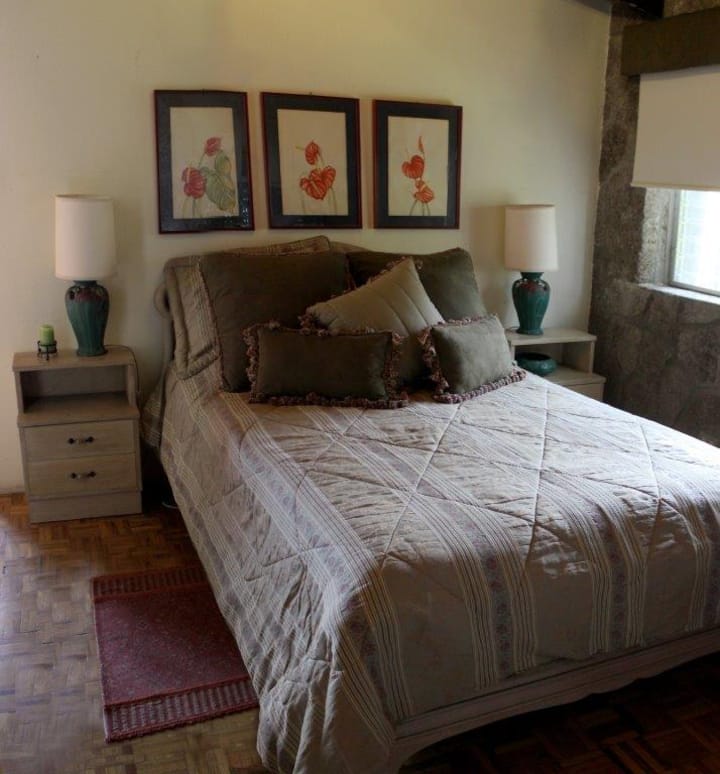 Ოთახი №4 ცალკე სააბაზანოთი და უკანა ოთახით