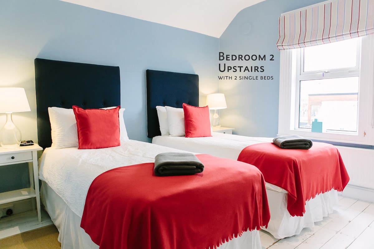 غرفة نوم 2 في الطابق العلوي بسريرين مفردين
