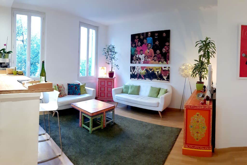 Grand salon, cuisine US (four, lave vaiselle, four micro onde, robot cuisine...), salle à manger donnant sur un balcon et vue jardins et conservatoire de musique