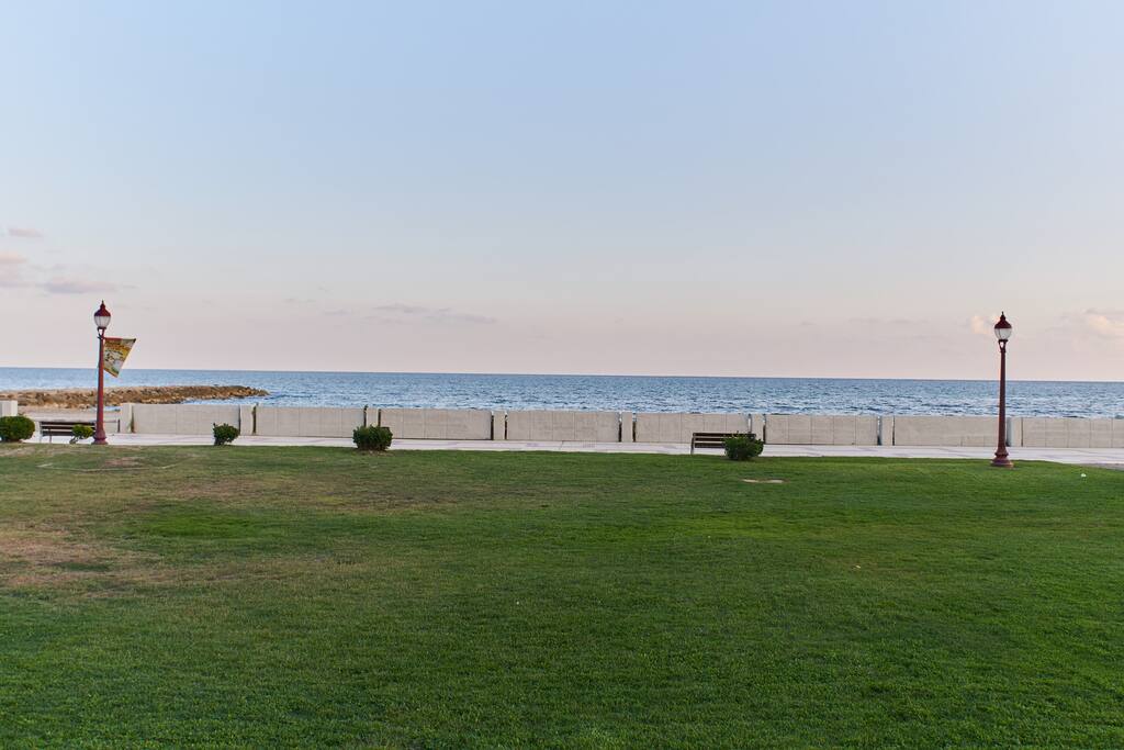 Jardines y el mar junto a la casa