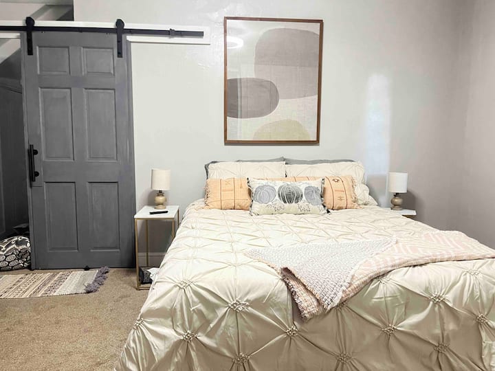 Dhoma e gjumit 1 Krevat dopio "Queen", ndenjëse dritareje dhe televizor inteligjent me firetick.