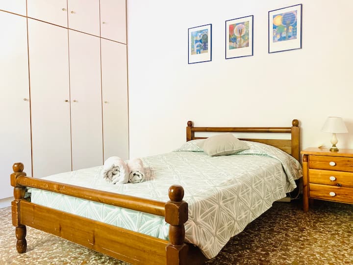 ห้องนอนพร้อมเตียงเดี่ยว 1,10 เมตรและตู้เสื้อผ้า 