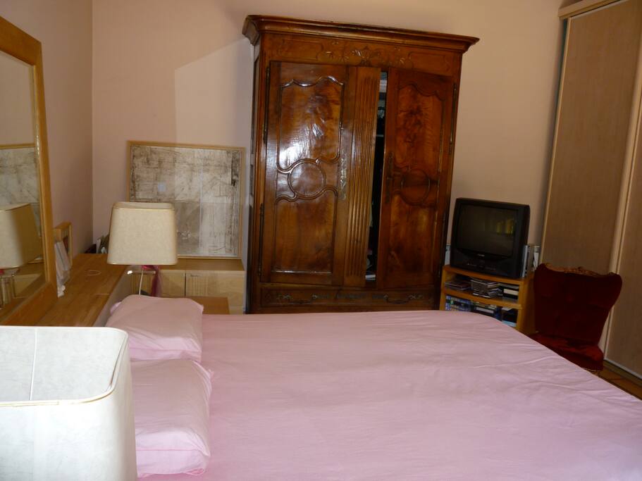 Chambre principale (télé, grands rangements) avec SDB intégrée (photo 7).