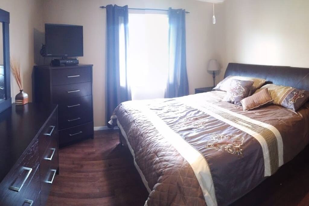 Chambre des Maîtres avec lit King (matelas tout neuf), avec accès direct à la salle de bain.
Master's bedroom with King size bed (brand new matress), direct access to bedroom.