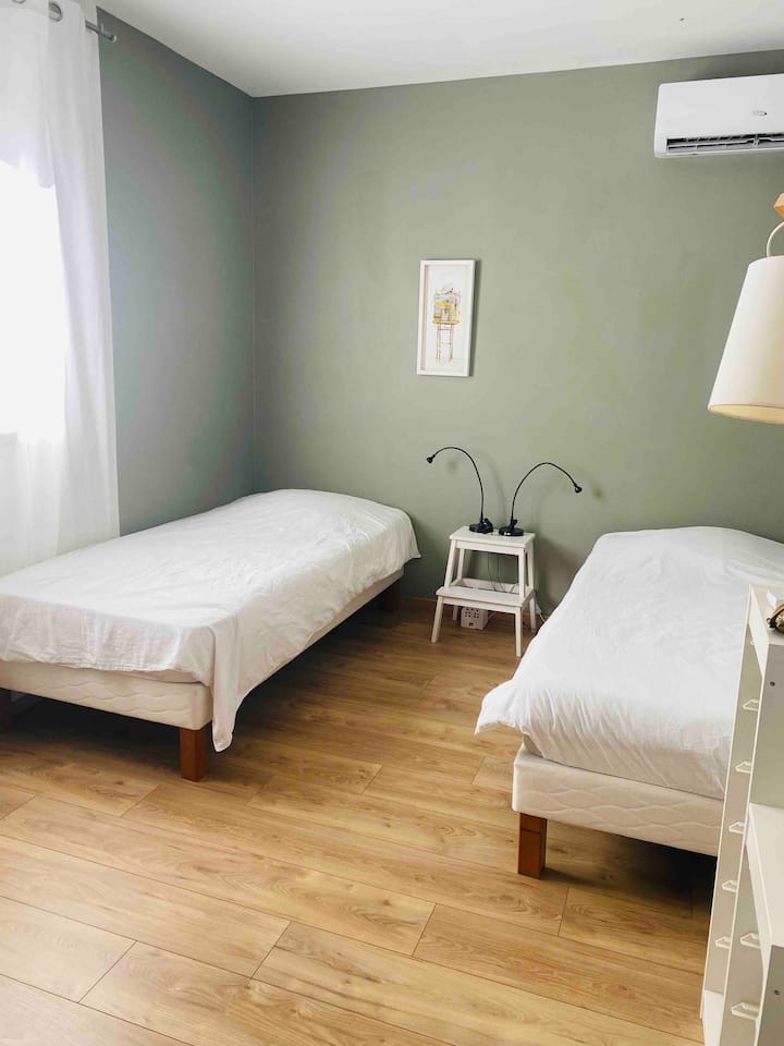 אחד משני חדרי השינה למעלה, שתי מיטות 90 ס"מ, אבל אפשר להדביק אותן יחד כדי להציע מיטת קווין סייז
חדר הלבשה ומיזוג אוויר 