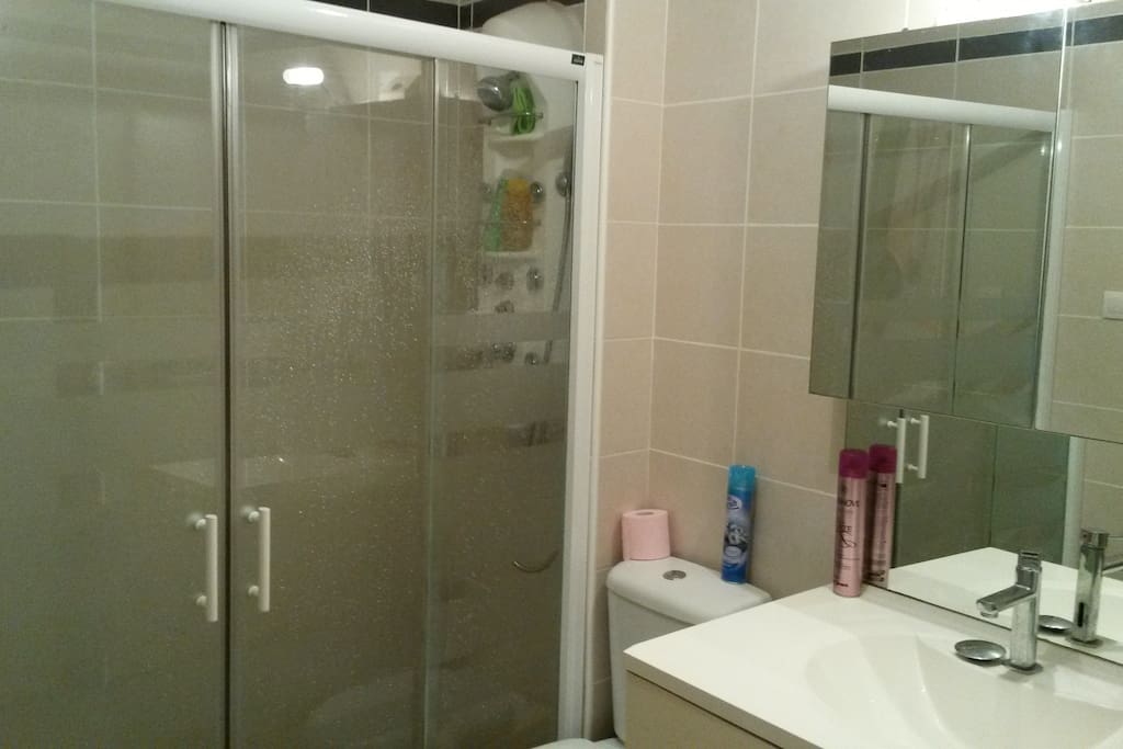 Salle d'eau avec WC et machine à laver le linge