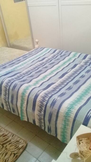 Com guarda-roupa disponível