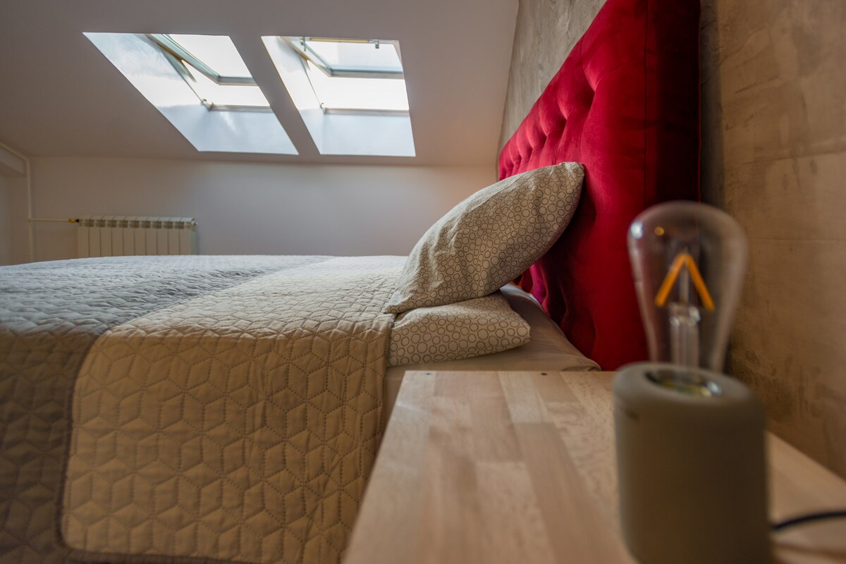 Drugi kat - spavaća soba, bračni krevet (širine 150 - 179 cm)