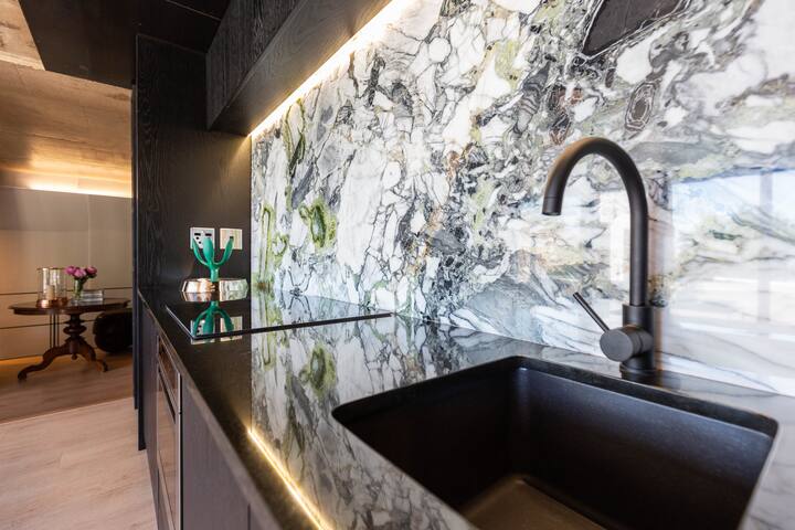 Tamboerskloof Apartment with Pool & Amazing views gallery image 4