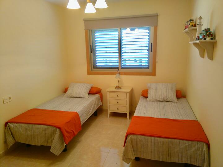 Deuxième chambre. Deux lits simples.