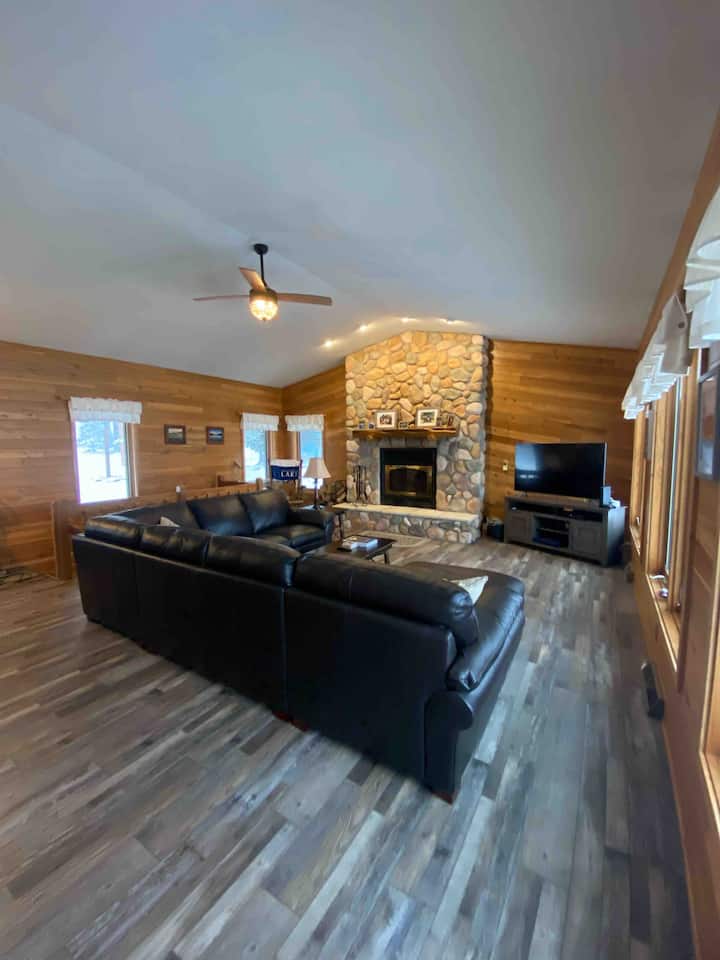 4 Bedroom Lake Cabin w 2 Stone Fireplaces