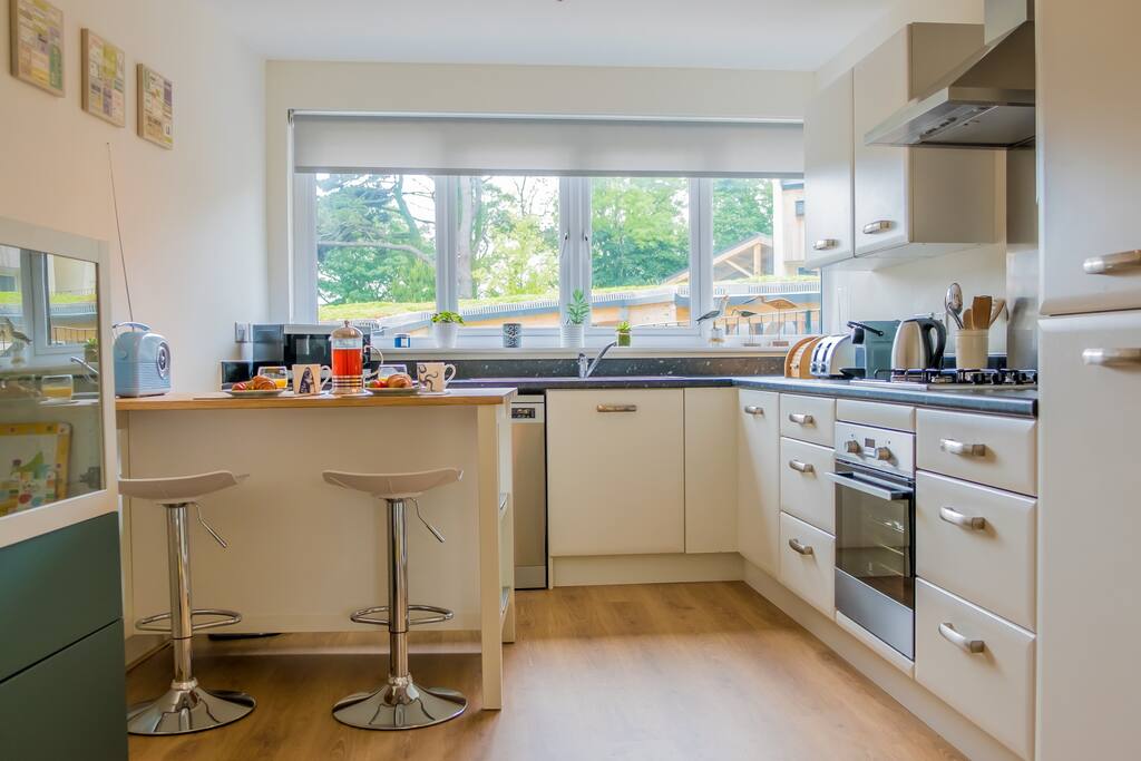 Fully equipped kitchen with breakfast bar.