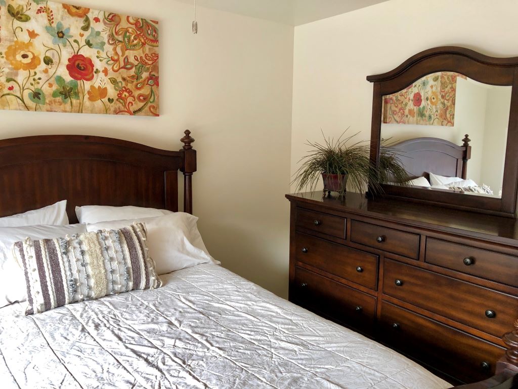 غرفة نوم 2، سرير كوين