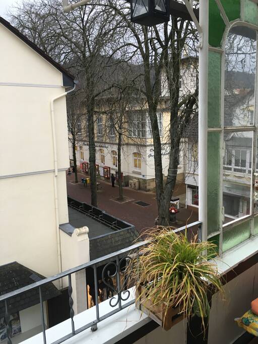 Blick auf die Fußgängerzone (vom Balkon)