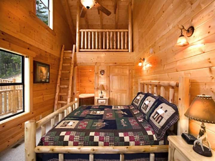 الجناح الرئيسي الأول مع سرير سجل كينج وحوض استحمام بمضخات ، بالإضافة إلى شقة علوية مريحة في الطابق العلوي