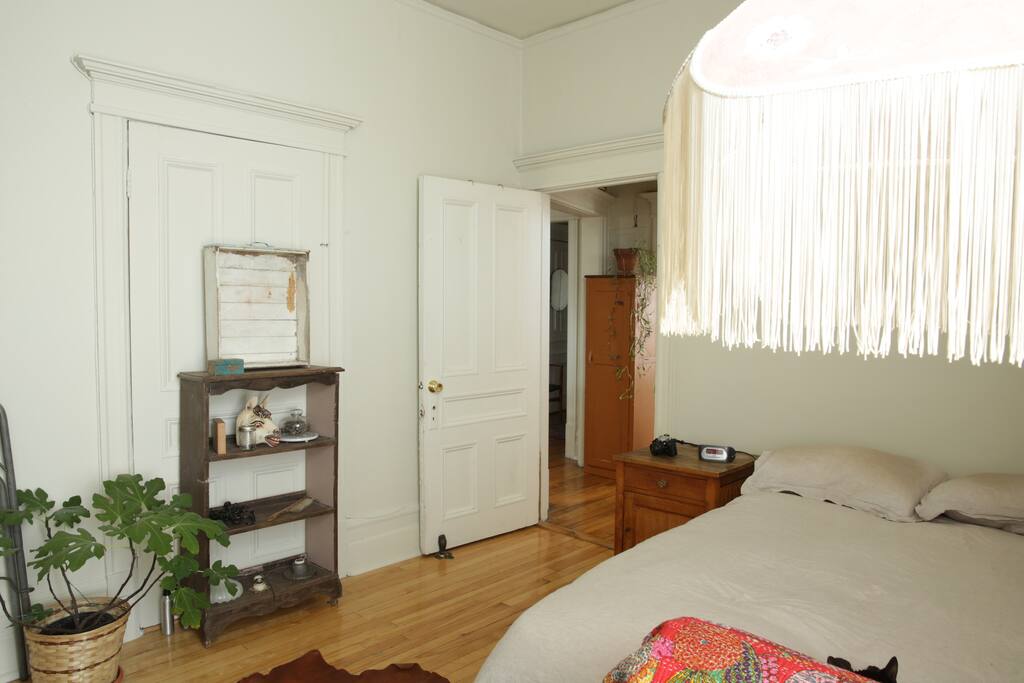 Queen bed with linen bedding.