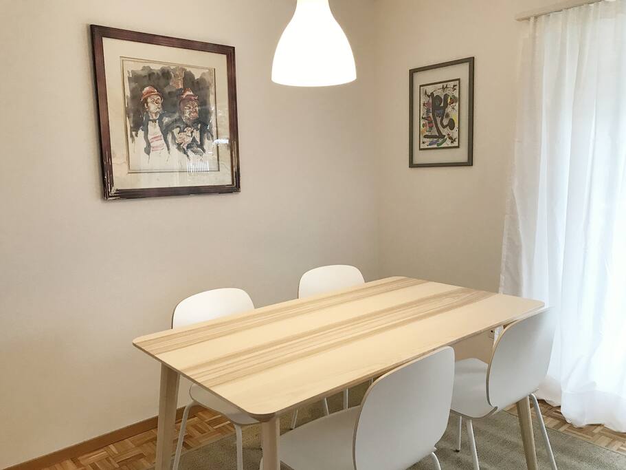Ausgang zum grossen Balkon West, Esstisch für mind. 4 Personen