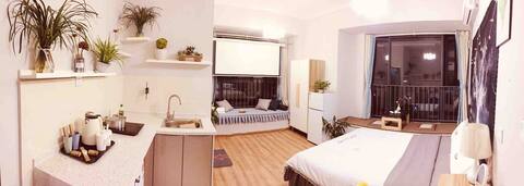 双飘窗大投影全家电.浪漫双人房邻成都东站川师伊藤华熙528城市学院V客2号地铁洪河直达春熙路锦里宽窄