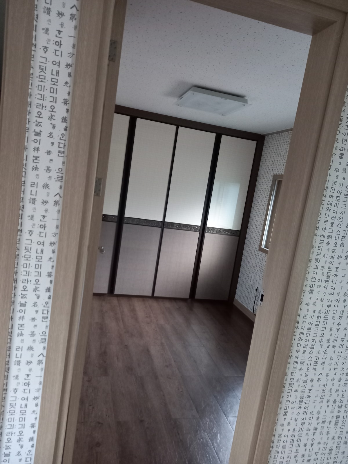 هناك أيضًا خزانة مدمجة في غرفة النوم الرئيسية!