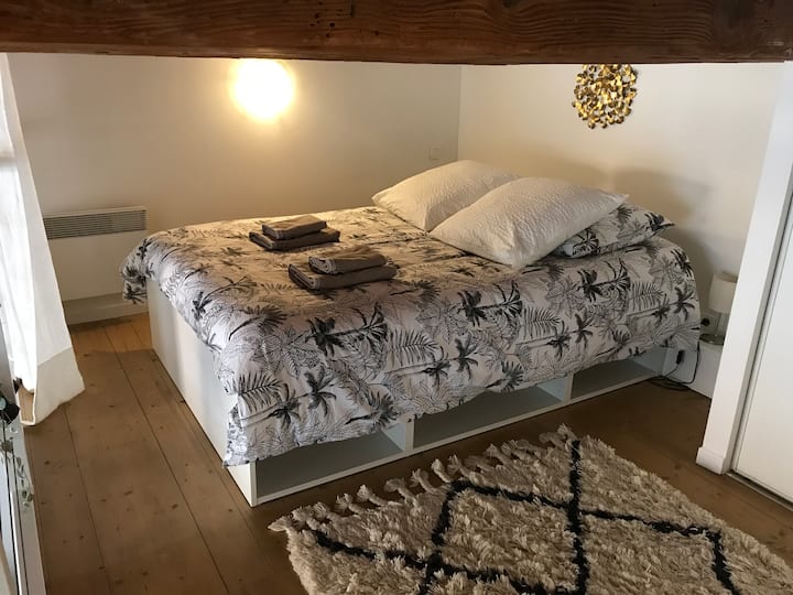 Спалня 1  на мецанин от страната на работилницата.