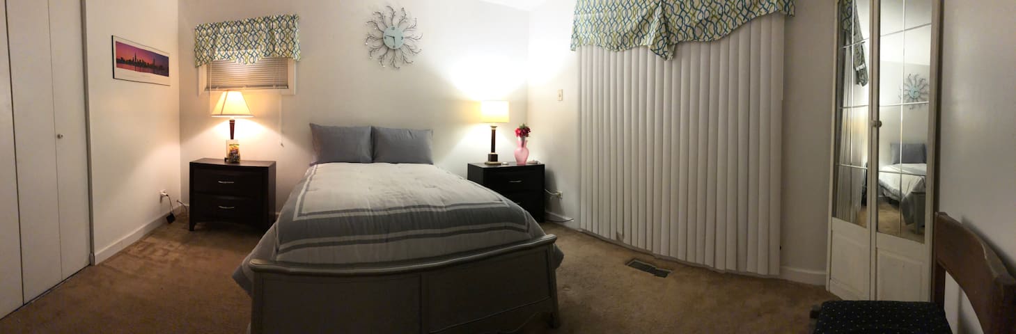 Chicago Style Private Room - 1 Full Size Bed