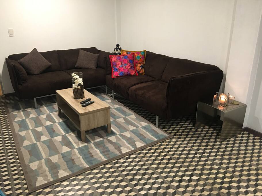 Living with two confortable sofás, to lounge, watch TV (smart TV with internacional channels) and relax. (Sofás become bed if needed)