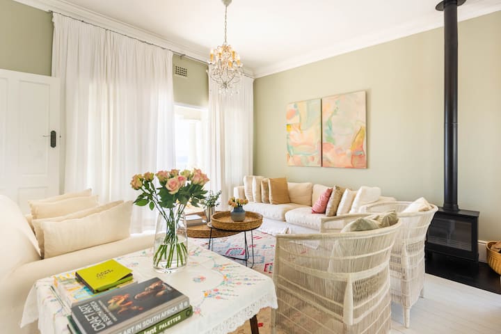 Seaview Cottage. Walk to Beach and Penguins