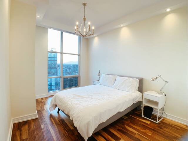 *NEW* Luxury Penthouse in the Sky! gallery image 4