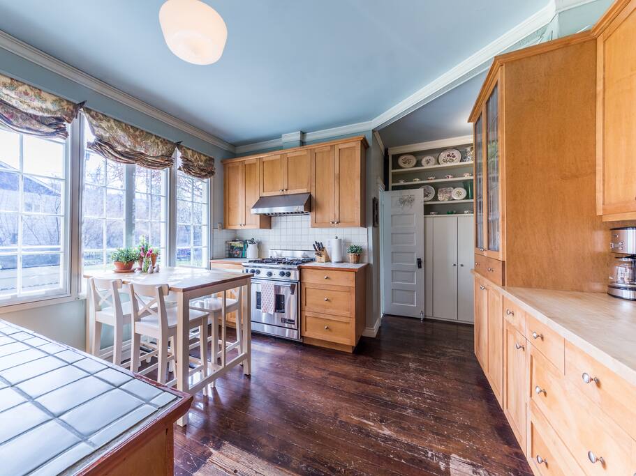 Fully equipped kitchen with gas range