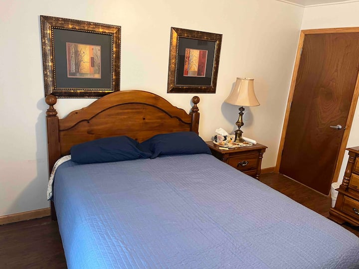 Cozy, Quiet Bedroom with Private Full Bath Guest suites for Rent in Lenexa, Kansas, United