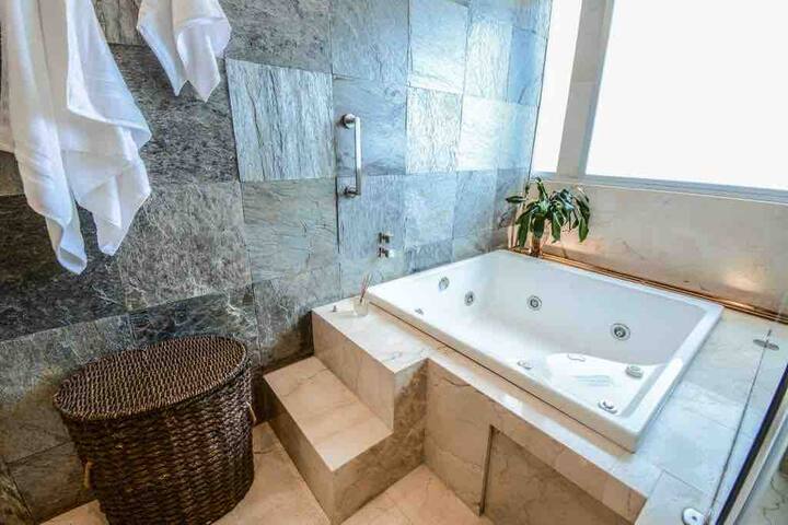 Private jacuzzi, great views and perfect location! gallery image 4