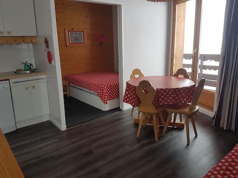 Annonce Airbnb populaire: 2 bedroom apartment, sleeps 5, pool, slope access à Risoul