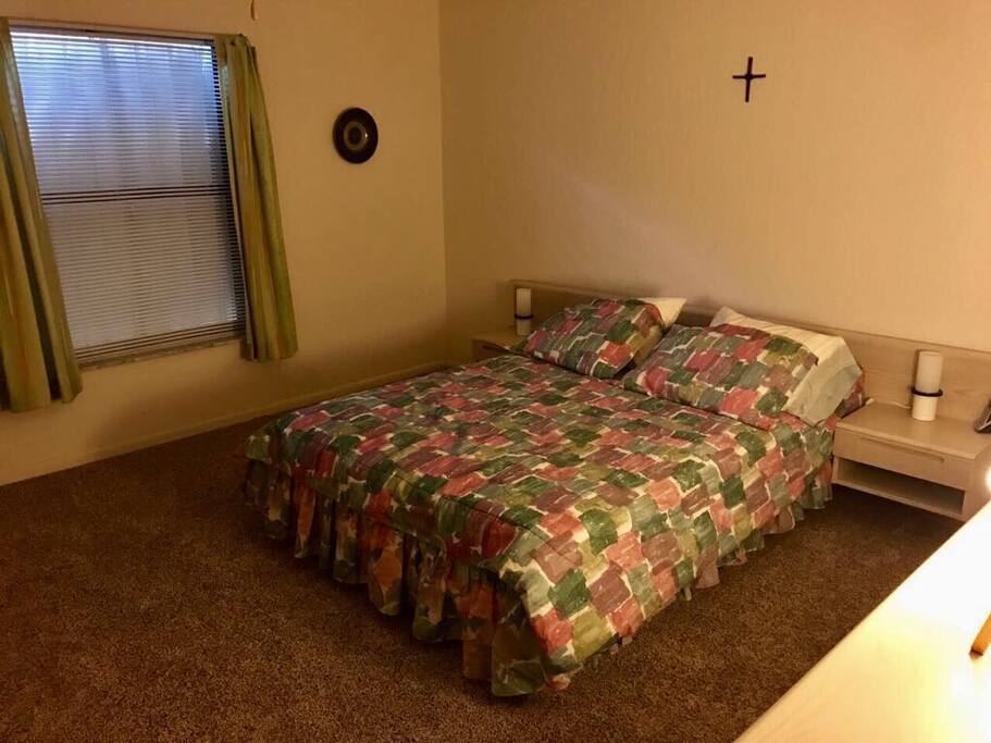 Großes Schlafzimmer mit direkt angeschlossenem Bad