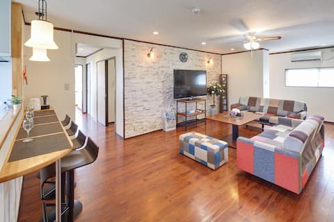 25 minutes drive from Naha Airport!Spacious 101 ㎡ 3LDK | Accommodates up to 12 people & free parking