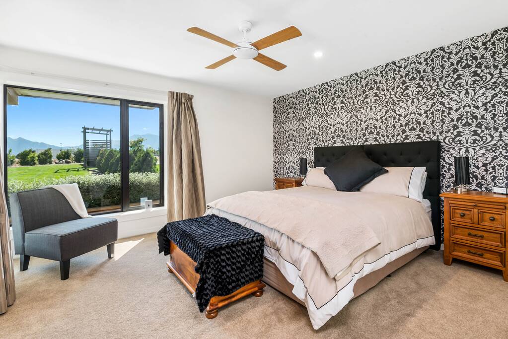 Luxury King Suite