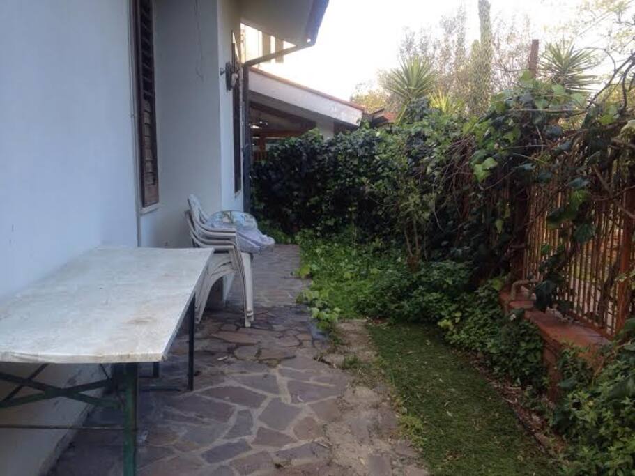 Giardino laterale con doccia esterna