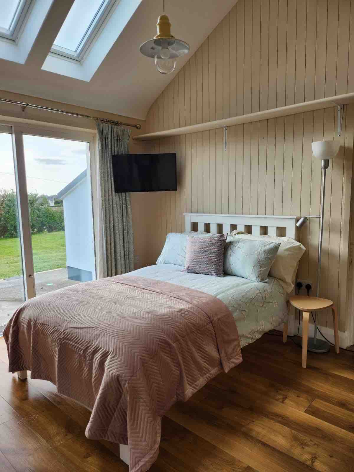 เตียงคู่ขนาดเล็กที่สะดวกสบาย! สกายไลท์ติดตั้งมู่ลี่! 