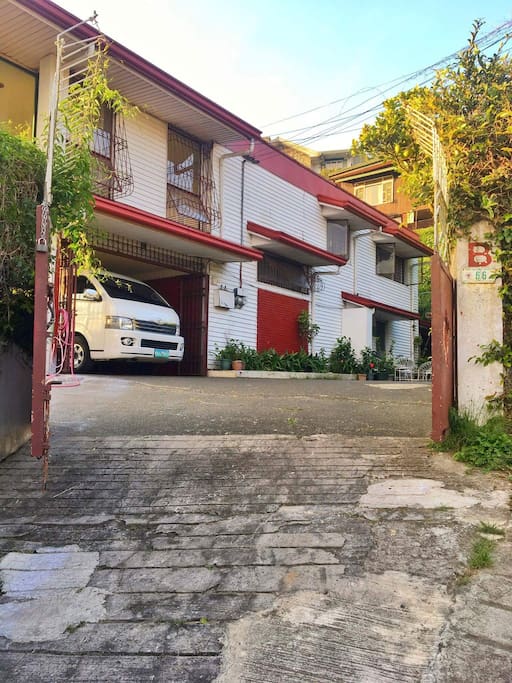 1 Acre Wood facade, ample parking space which is good for 4 cars.