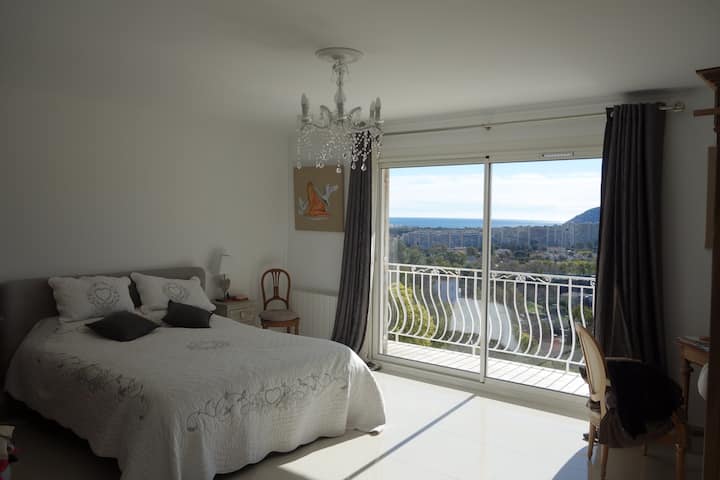 Главна спална соба со 160 кревети