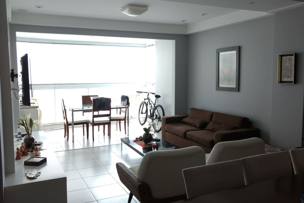 Sala ampla com vista para o mar
