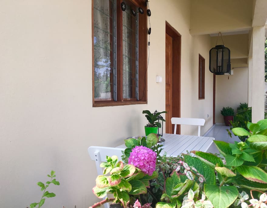 Nouveauté une table et deux chaises pour profiter d'une limonade ou d'un the sur la terrasse