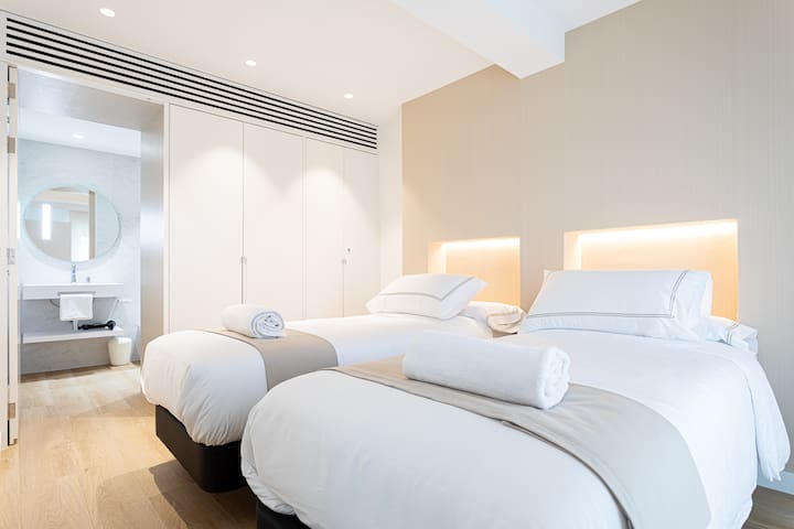 Downtown, new & bright penthouse, terrace & views gallery image 4