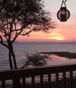 Beautiful Oceanfront, Romantic Island Retreat