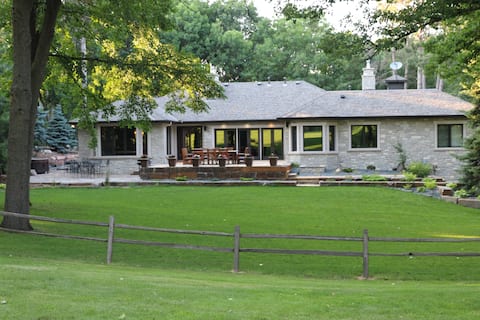 Exquisite 5BR, 4.5BA Home 8 miles from Minneapolis