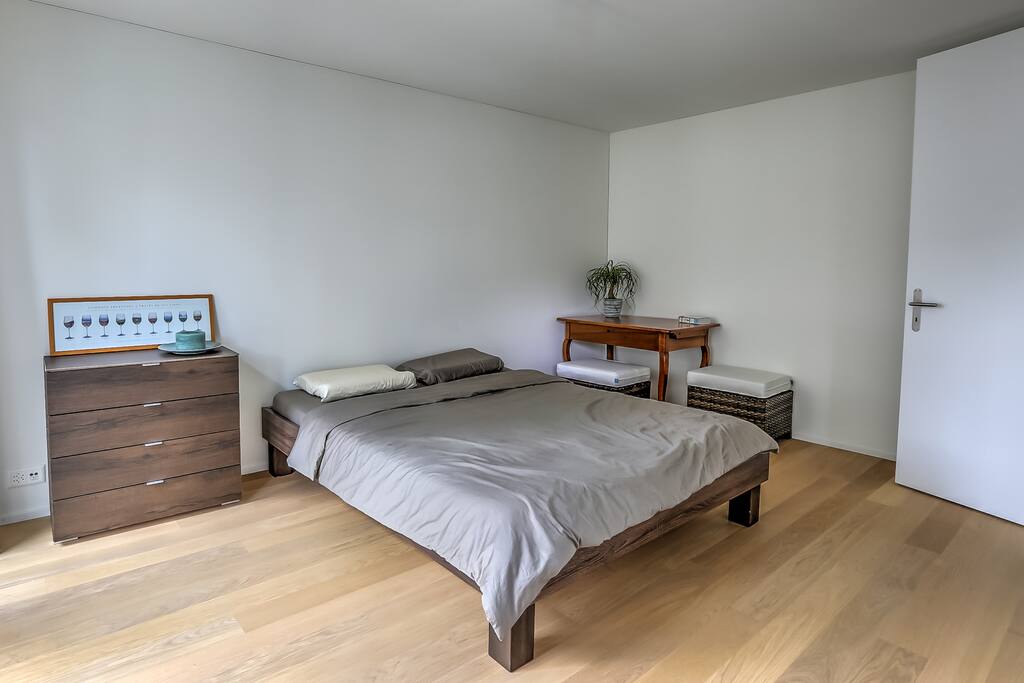 Guest bedroom with 140cm wide bed