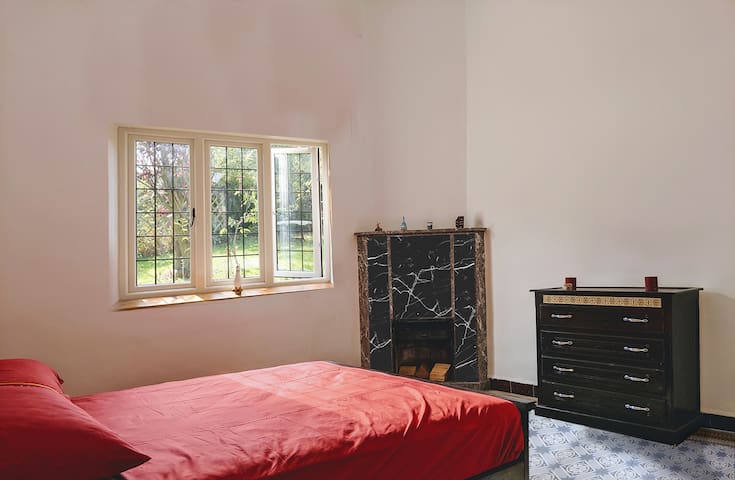 Spacious private room in a Villa (1min to Bus)