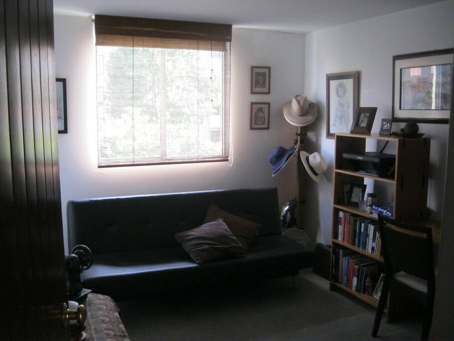 habitación con escritorio, impresión y wiffi