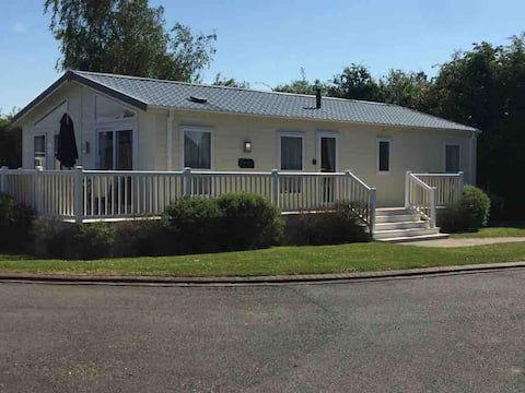 Fantastic 6 berth lodge- with your own hot tub